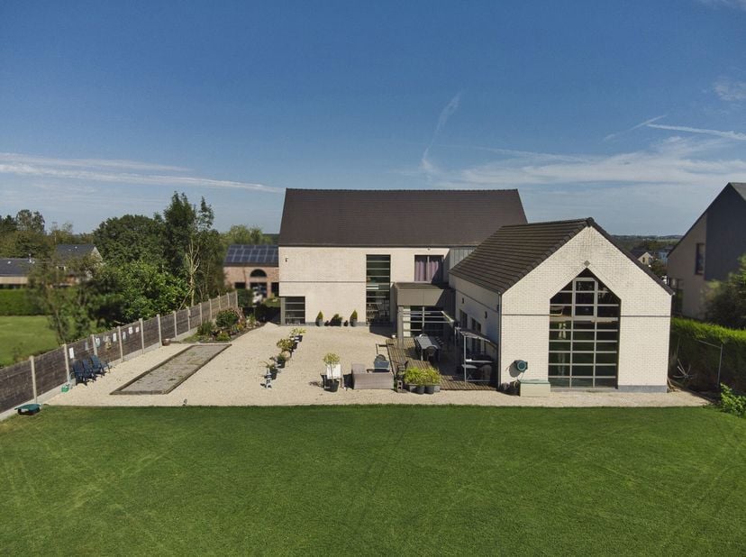 Aiseau-Presles, magnifique VILLA récente (4ch+4sdb+bur) construite sur un terrain de 24,92 ares. Le rez de cette belle maison se compose comme suit :