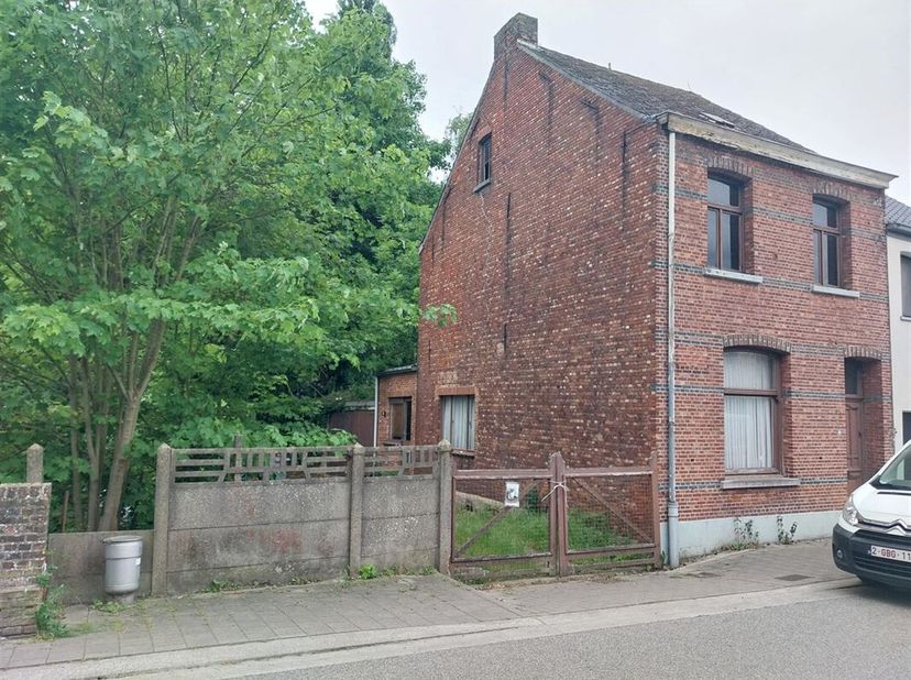 Goed gelegen woning in centrum Mol.  De woning dient volledig gerenoveerd te worden, of eventueel te slopen en nieuw te bouwen.&lt;br /&gt;
Indeling: inkom,