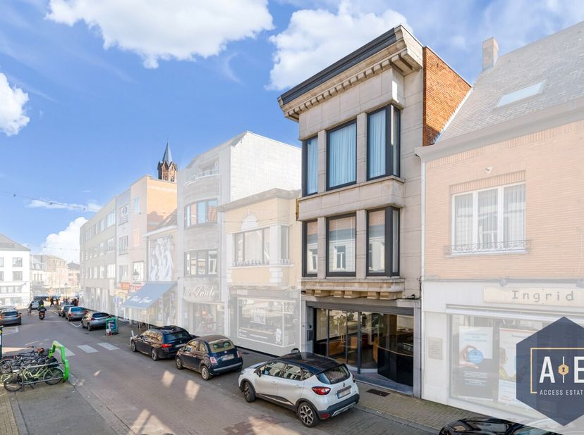 Dit prachtige handelshuis met woongelegenheid te Wetteren wordt u exclusief te koop aangeboden door Access Estate. Maak jouw afspraak via sms of Whats
