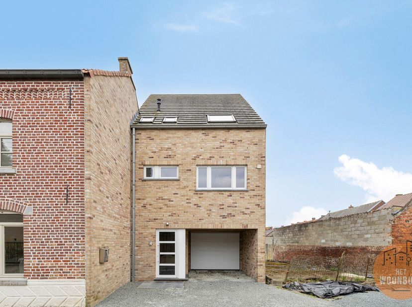 Deze recente bel-étagewoning van bouwjaar 2012 is gelegen op een mooi Zuidwest georiënteerd perceel van 2 are 13 ca.&lt;br /&gt;
De woning is op het gelijkv