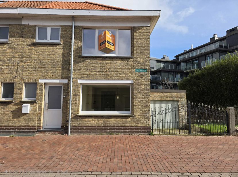 Maison mitoyenne entièrement rénovée (2023-2024), située au calme à proximité du centre de Nieuport-ville.&lt;br /&gt;
Disposition: entreé, toilette séparée