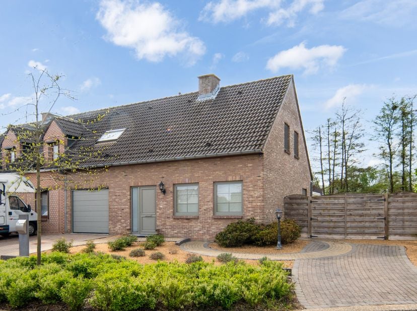 Droom je van een instapklare woning waar comfort, ruimte en energiezuinigheid samenkomen? Dan is deze charmante gezinswoning aan de Weidestraat in Die