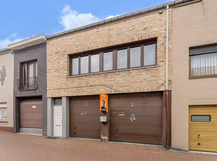 Magasin spacieux avec appartement à vendre à Menin !&lt;br /&gt;
Nous entrons dans la propriété qui nous amène dans le garage. À côté du garage se trouve un