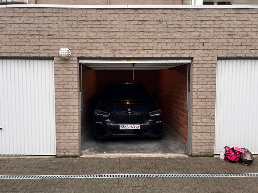 Res Fairy, Zeer ruime en makkelijk in te rijden garagebox op het gelijkvloers van een residentie op de Tijdokstraat. Manuele kantelpoort, elektricitei