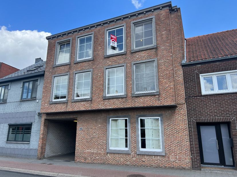 Appartement met 2 slaapkamers te huur in Lommel centrum: Indeling: Inkomhal, woonkamer, keuken, badkamer, toilet, 2 slaapkamers, terras. Parkeerplaats