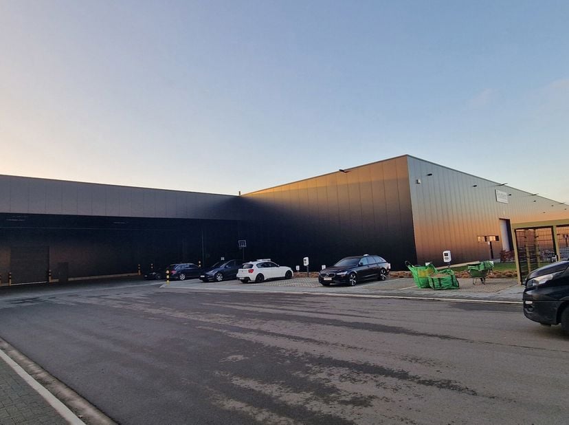 Het betreft de verhuur van diverse hallen. Beschikbaar 768 m² hal + 471,49 m² kantoorruime parkeermogelijkhedenStaalskelet met geisoleerde sandwichpan