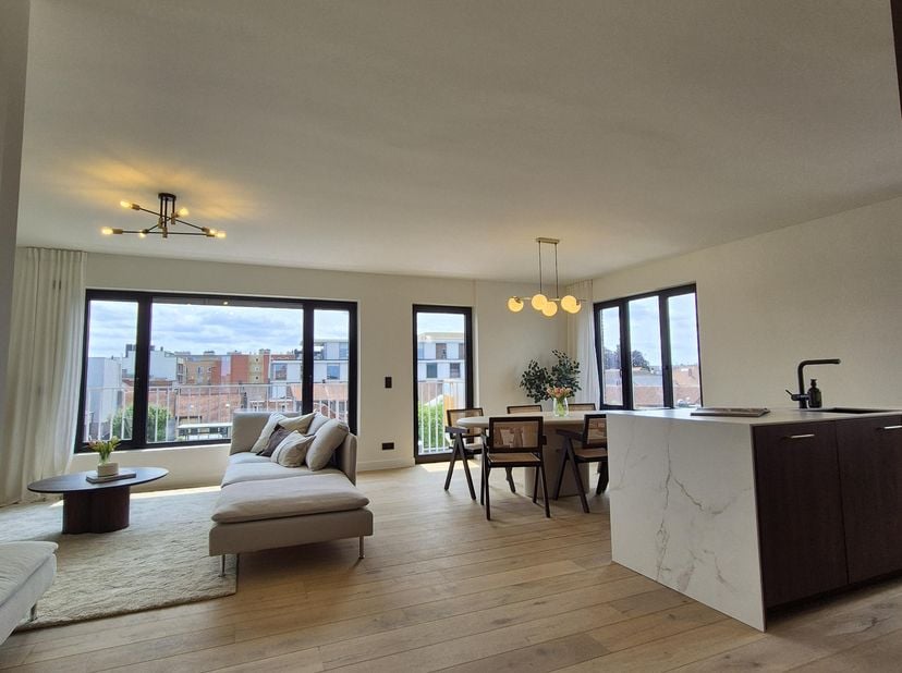 Dit volledig gerenoveerde appartement aan de Kokelaarstraat 45 combineert luxe, comfort en duurzaamheid. Hoogwaardige materialen zoals eiken parket, m