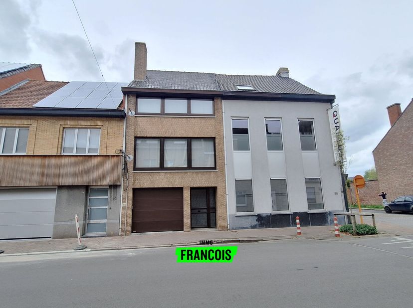 Cette maison est située à proximité du centre de Poperinge, à distance de marche des commerçants locaux, des transports en commun, des écoles, etc.&lt;br