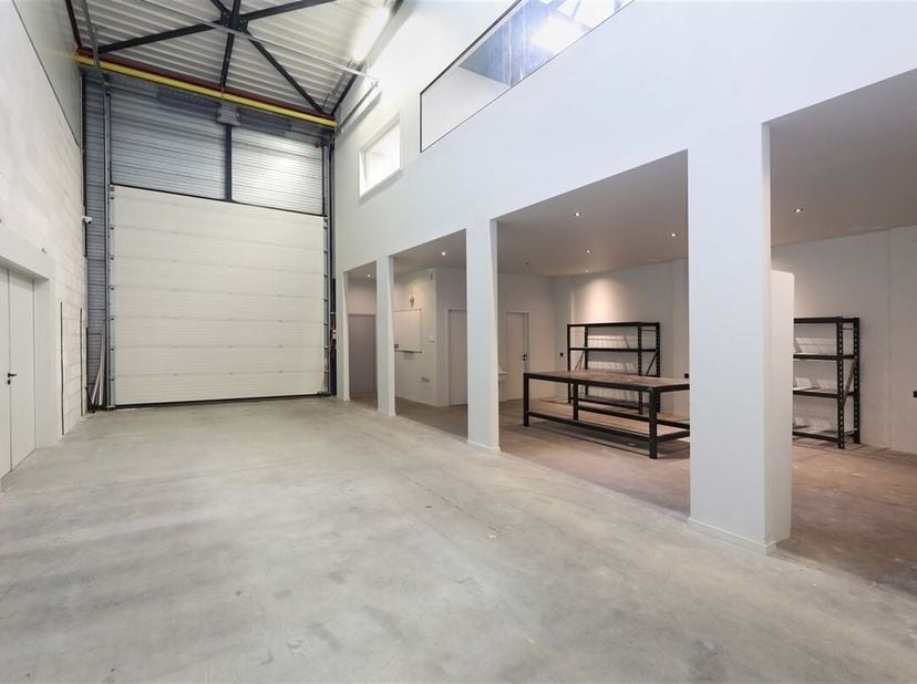 Magazijn met opslag- en kantoorruimte op een gunstige locatie&lt;br /&gt;
Omgeving:&lt;br /&gt;
+ Gunstig gelegen net buiten de Grote ring van Hasselt&lt;br /&gt;
+ Vlo