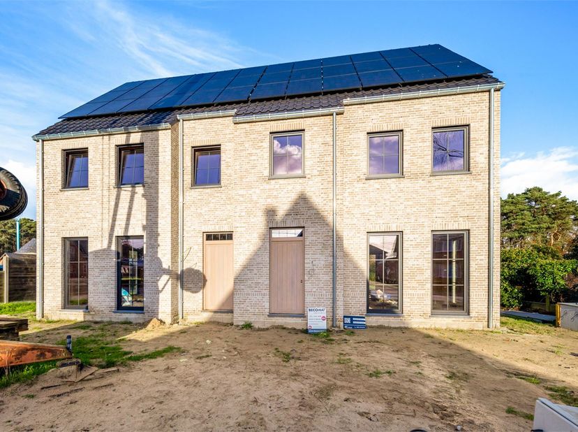 Idealis Vastgoed – Charmante CASCO+ woning met 2 tot 3 ruime slaapkamers, ruime woonkamer met open keuken, berging, achterinkom met wasruimte, badkame