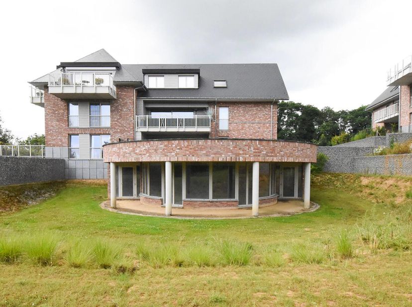Gelegen in een condominium van 5 appartementvilla&#039;s in klassieke stijl, biedt dit uitgestrekte vrije beroep een plateau van 250 m² met verschillende t