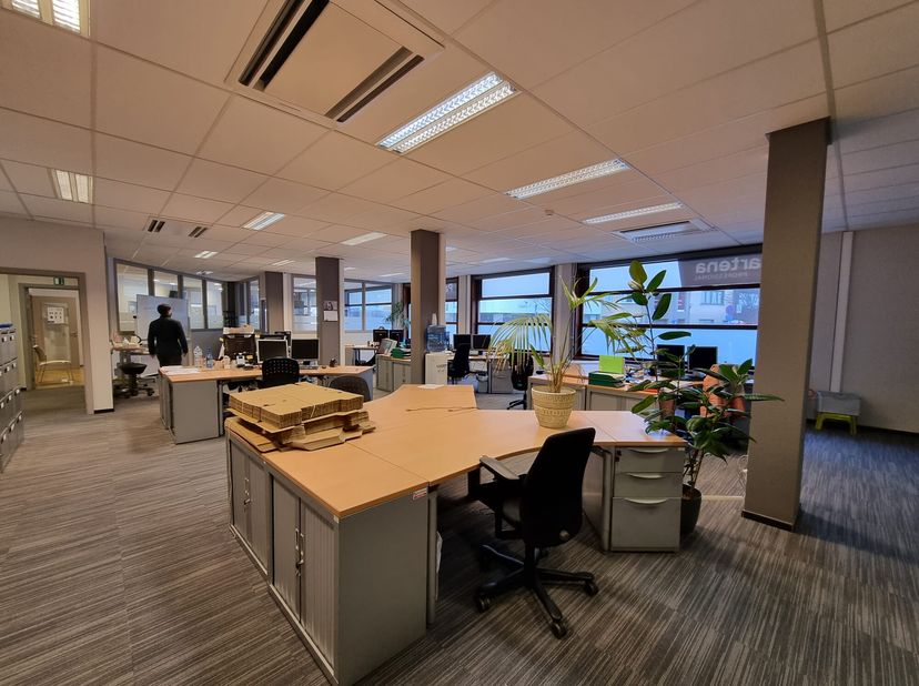 Rez-de-chaussée commercial à Ostende, situé dans un emplacement commercial, au coin de la Torhoutsesteenweg, près de l&#039;Elisabethlaan. &lt;br /&gt;
Dispositi