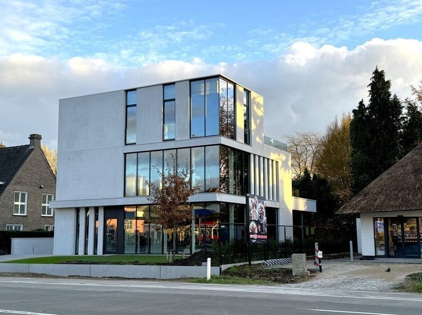 Nouvelle construction d&#039;un immeuble de bureaux de 237,6m² au rez-de-chaussée et de 158,4m² au premier étage, ainsi qu&#039;un appartement de 144,4m² avec t