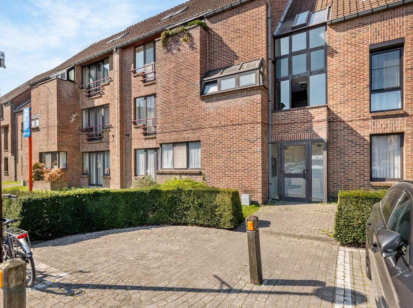 Op een schitterende locatie in het centrum van Machelen bevindt zich dit gelijkvloers appartement met 2 slaapkamers en 2 ondergrondse autostaanplaatse