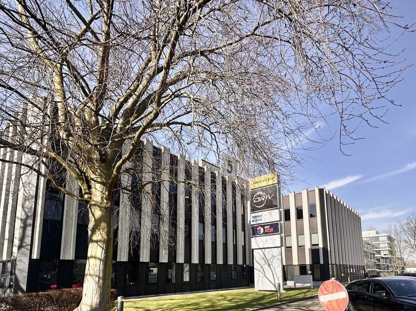 Ontdek deze uitstekend gelegen kantoorruimtes in een representatief kantoorgebouw van 6.500 m², verdeeld over drie bovengrondse verdiepingen. Strategi