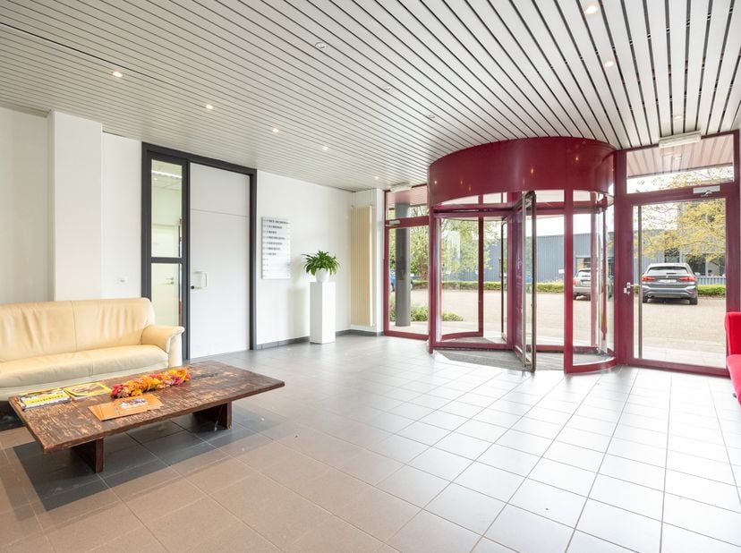 Kantoren gelegen op supercentrale ligging in Aartselaar met een vlotte bereikbaarheid. (gelegen aan de voorzijde van het gebouw)&lt;br /&gt;
&lt;br /&gt;
Kantoor