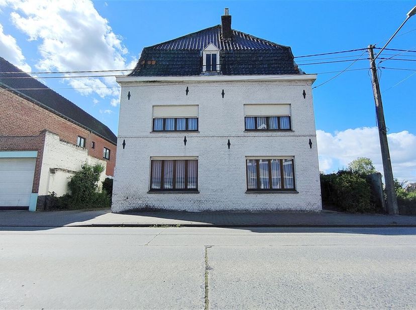 Magnifique maison de maître parfaitement située à Kain, profitant d&#039;une superbe exposition, d&#039;un terrain de 21 a 55 ca, et surtout du calme de la camp