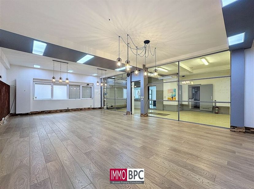 Êtes-vous à la recherche d&#039;un espace fonctionnel et polyvalent pour vos activités professionnelles ou un nouveau projet ? Cet entrepôt avec showroom e