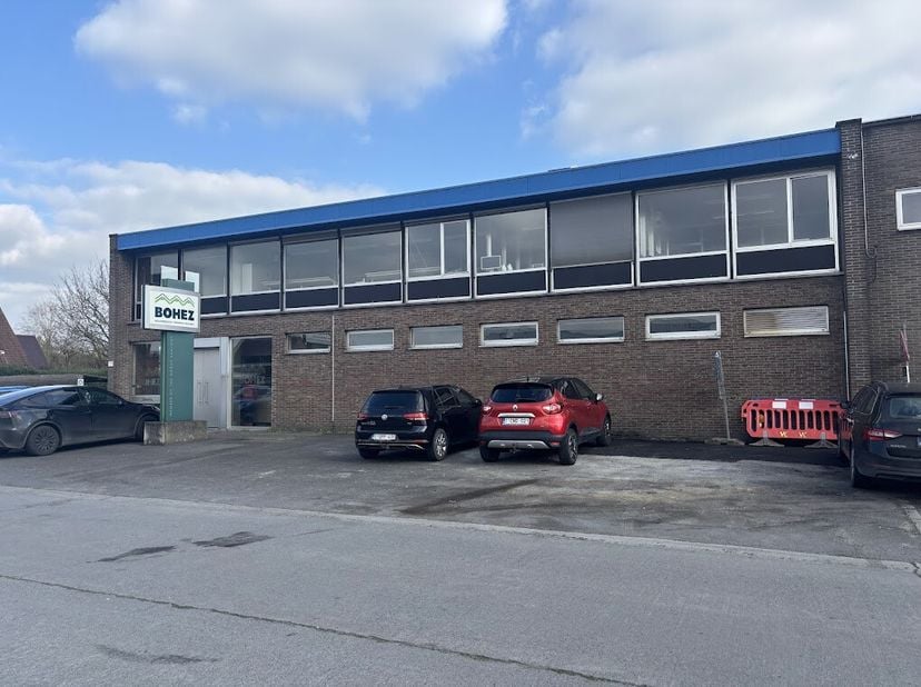 Op zoek naar een praktische kantoorruimte in Waregem?&lt;br /&gt;
Dit kantoorgebouw van ca. 400 m² biedt een functionele werkruimte met voldoende parkeergel