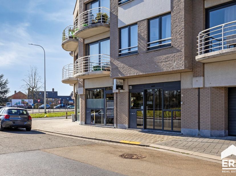Handelsruimte heeft een oppervlakte van 156m² met veel lichtinval door de 4 grote etalages. Inkomportaal via automatische glazen scheurdeur, winkelrui
