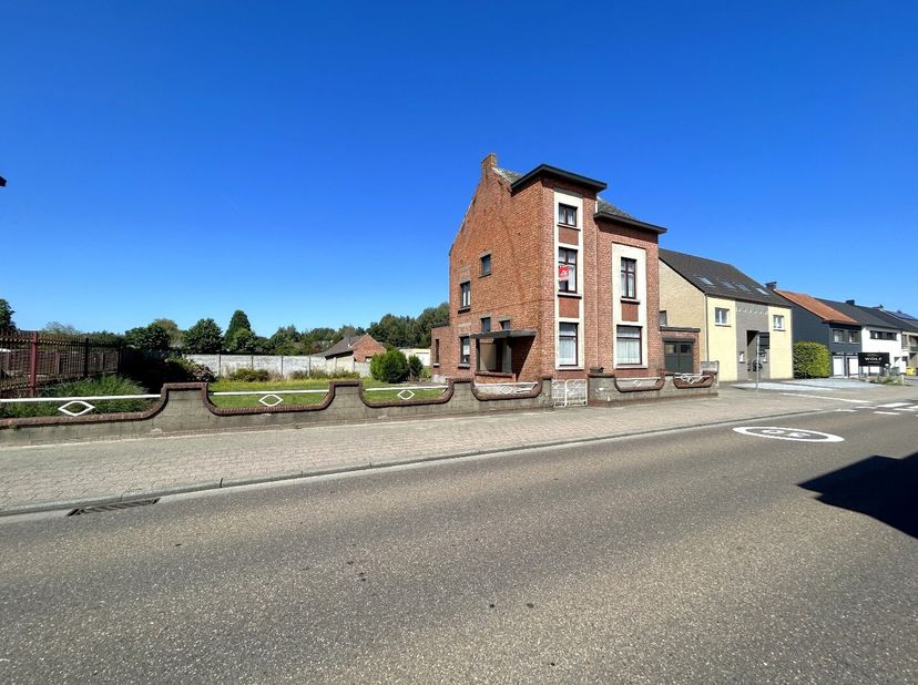 In het centrum van Olmen, te Olmense Markt 37 vinden we deze charmante woning op een uitzonderlijk perceel terug. Dankzij deze ligging genieten we zow