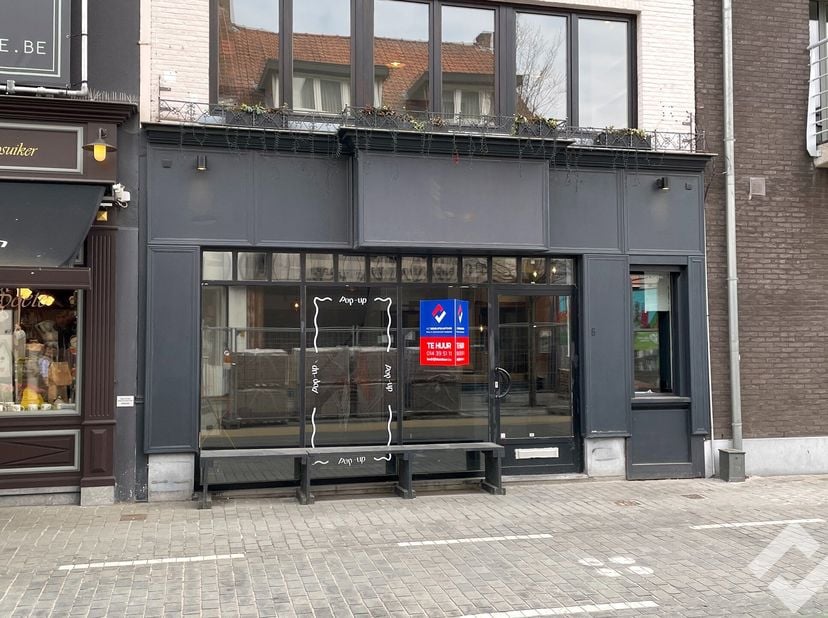 Superleuk handelspand te huur in de centrumstraat van Mol met een oppervlakte van 135m2. Deze ligging garandeert overvloed aan passage en parkeergeleg