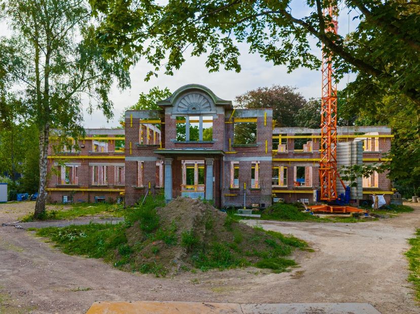Op zoek naar een inspirerende werkplek met karakter? In het prestigieuze renovatieproject Villa Meert in Sint-Niklaas bieden we een casco kantoorruimt