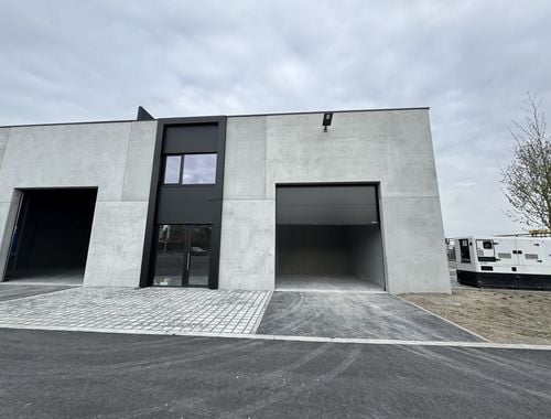                                         Entrepôt sans bureau à louer à Oudenburg, € 465
