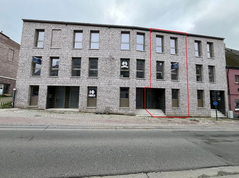 Deze moderne woning (A0.4), gelegen langs de Onderstraat in Gavere, biedt een ideale combinatie van comfort, praktische indeling en een uitstekende lo