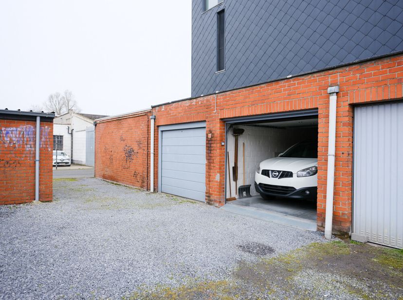 CENTRAAL GELEGEN GARAGE   &lt;br /&gt;
 &lt;br /&gt;
De garage is centraal gelegen vlakbij het centrum.  &lt;br /&gt;
Er is een elektrische garagepoort aanwezig.  &lt;br /