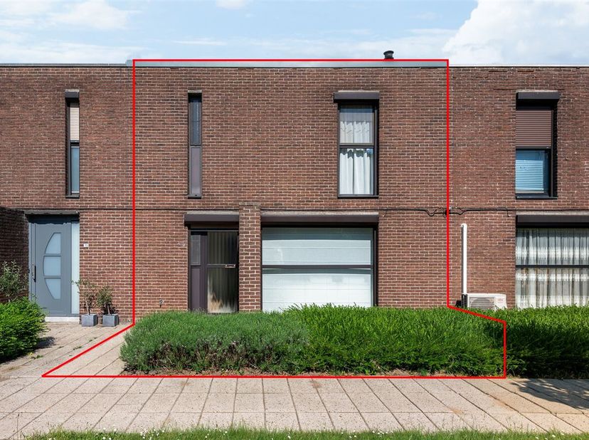 Volledig gerenoveerde woning met 3 slaapkamers en garage in een rustige woonwijk van Turnhout&lt;br /&gt;
Locatie:&lt;br /&gt;
Deze woning is gelegen in een aange