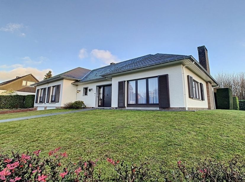 Mooie villa in de gegeerde Ringlaanverkaveling op wandelafstand van het centrum van Tervuren, het park van Tervuren en het Kapucijnenbos.  +/- 200m² b