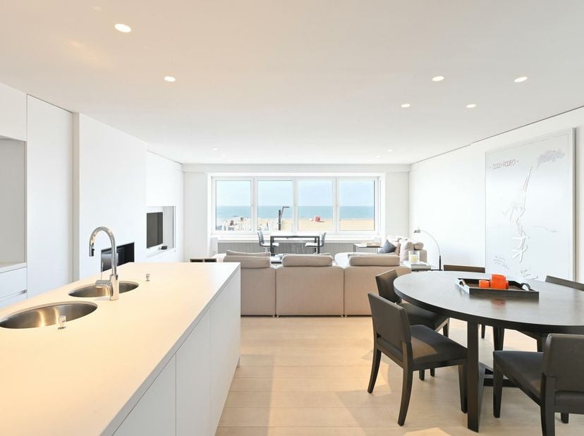 Modern, ruim appartement met frontaal zeezicht gelegen aan het levendige Rubensplein met zuid gericht terras. Het pand werd vernieuwd en heeft de volg