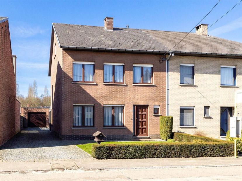 Woning met 3 slaapkamers, zolder, tuin en garage vlakbij het centrum van Booischot en het station! We betreden de woning via de inkomhal, voorzien van