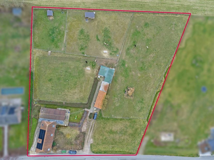 Deze charmante fermette te koop in het landelijke Gijzelbrechtegem (Anzegem) op een totaal perceel van ca. 7.662m² met omheinde gedraineerde weide/pis