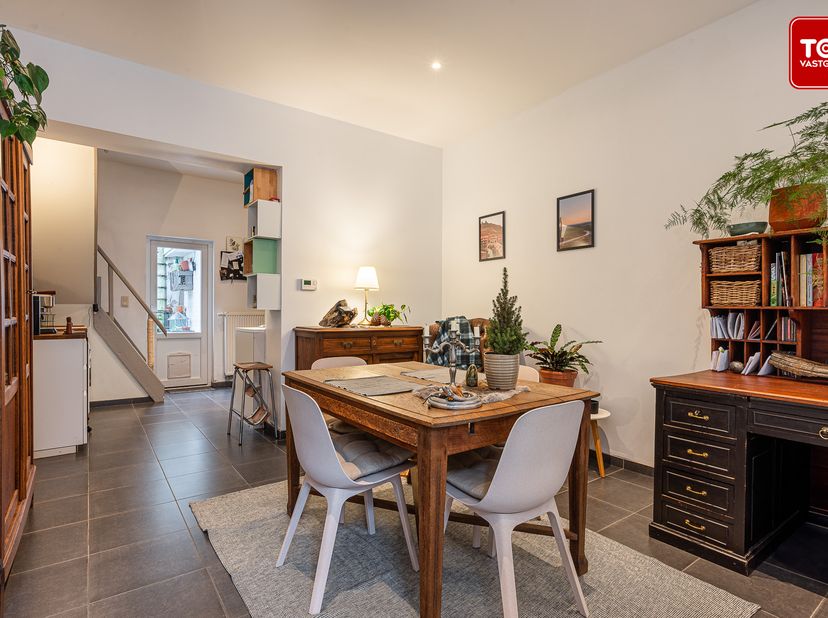 Deze charmante  instapklare woning is gelegen in een rustige, aangename buurt op fietsafstand van het historische centrum van Gent. Dankzij de central