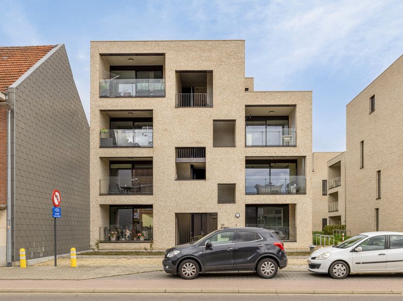 Leuk, lichtrijk én energiezuinig 2-slaapkamer appartement in Sint-Joris-Winge (Tielt-Winge)!&lt;br /&gt;
Het appartement bestaat uit een ruime inkomhal met