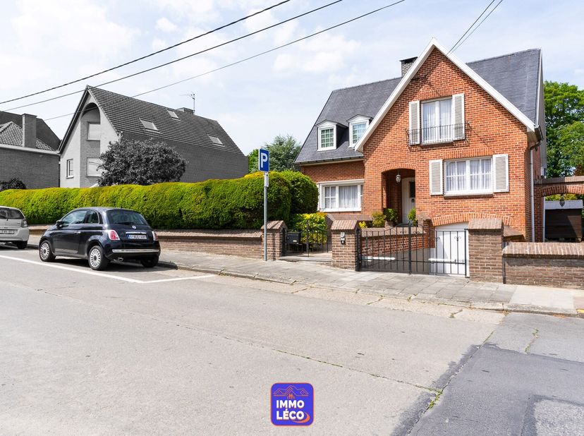 Villa des années 70 offrant un excellent potentiel, 4 chambres dont deux au rez-de-chaussée, disposant de beaux volumes ainsi qu&#039;une parcelle totale d