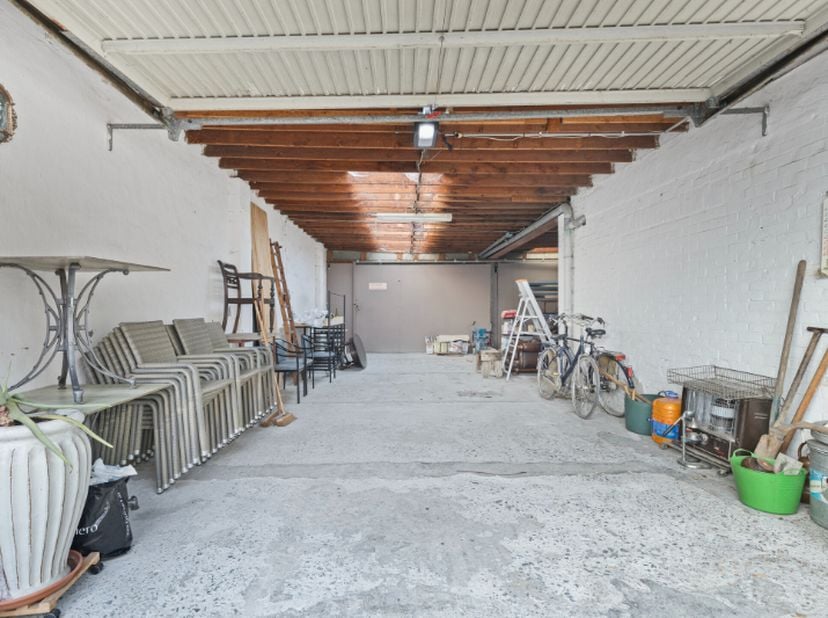 Dit magazijn (325m²) met ruime woonst is gelegen aan de rand van het centrum van Hooglede. Met een perceel van 536m² en een praktische woonindeling bi