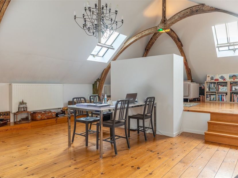 Property One vous propose un extraordinaire loft, situé dans le parc de l&#039;Ancienne École Vétérinaires à Cureghem. Idéalement situé à proximité des com