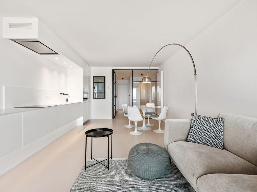 UNIEK AANBOD OP DE ZEEDIJK IN HET ZOUTE ! SCHITTERENDE &#039;PIED-À-TERRE&#039; MET EEN FABULEUS ZICHT OP ZEE.