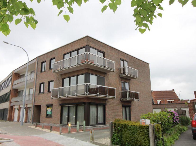 Dit UITERST DEGELIJK gelijkvloers hoek appartement geniet van een TOPLIGGING, op wandelafstand van het CENTRUM van Oostkamp! Dit appartement heeft een