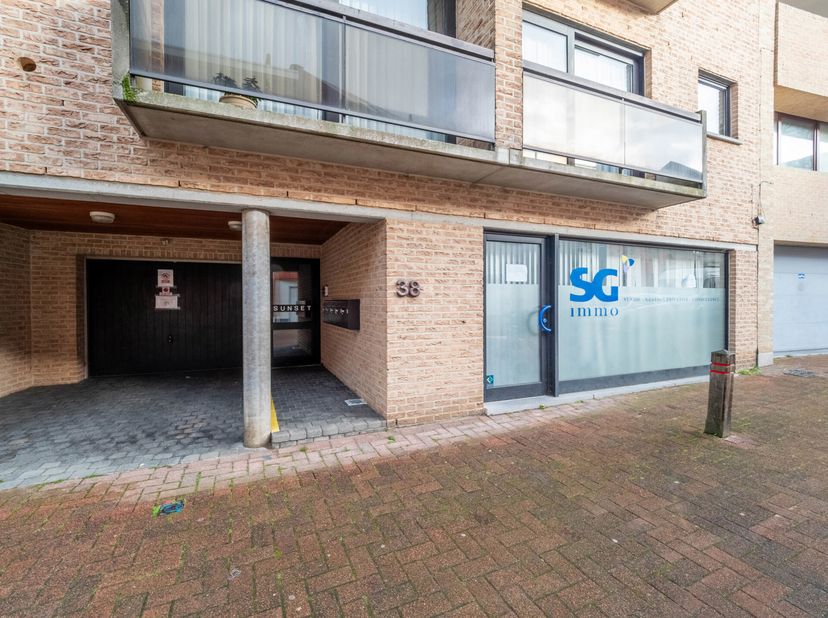 STOCKEL: Espace bureau d&#039;une superficie de 100m2 au rez-de-chaussée d&#039;un immeuble idéalement situé à deux pas de la place Dumon. Le local se compose d