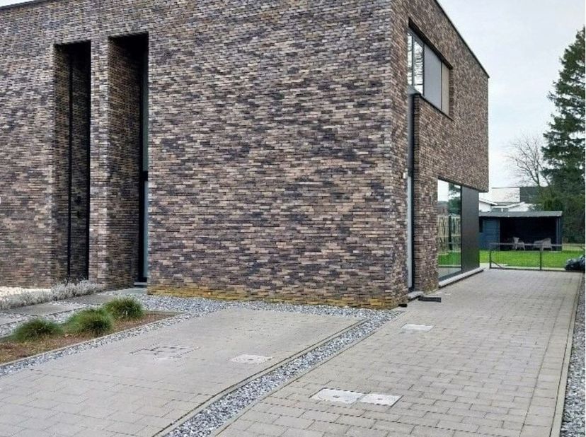 Cette maison moderne semi-ouverte, construite en 2018, est située dans un quartier calme à Paal. Elle est proposée meublée.&lt;br /&gt;
&lt;br /&gt;
En entrant, v