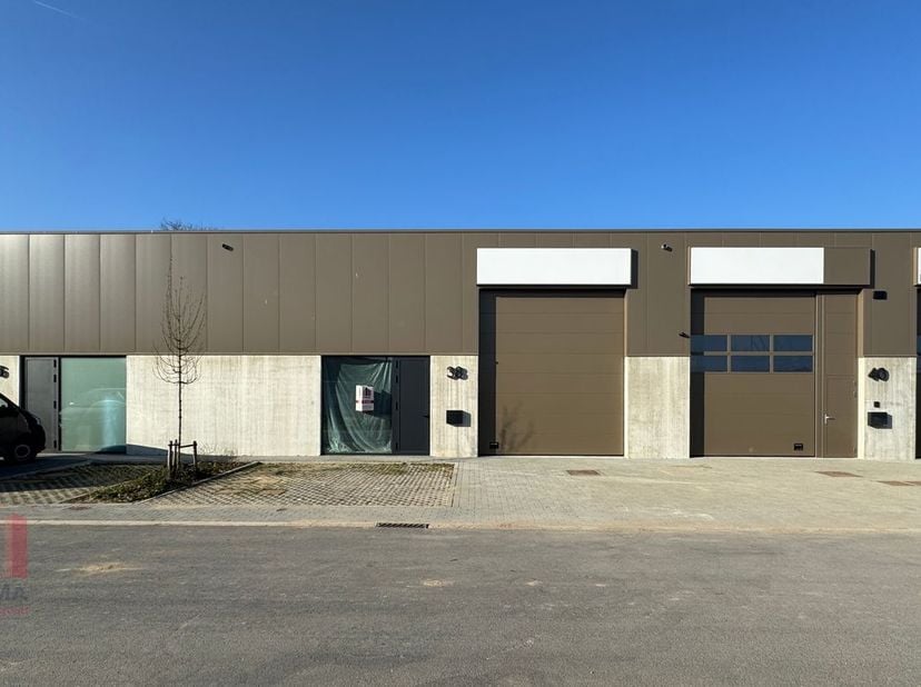 PME de construction récente d&#039;une superficie de 180 m² avec 2 places de parking privées à louer. Excellente situation le long de l&#039;autoroute A12. Très