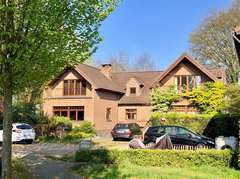 Villa de caractère ou maison jumelée avec grand jardin dans une rue calme. Les deux maisons de gauche et de droite peuvent être vendues ensemble ou sé