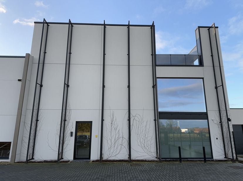 Dit instapklaar kantoor is gelegen op de eerste verdieping, aan de rand van het centrum van Retie, op 3 minuten rijden van de E34.Het kantoor van 187m