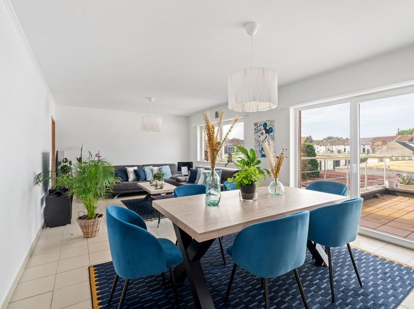 Dit ruim appartement bevindt zich op de eerste verdieping van deze residentie in de nabijheid van Gent-Zuid.&lt;br /&gt;
Het appartement omvat inkomhal met