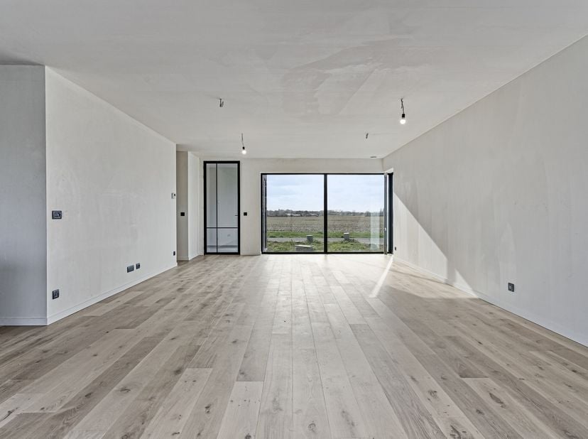 Nous trouvons ce bâtiment mitoyen dans un endroit calme mais facilement accessible à Vinkt. Cette maison neuve est spacieuse et élégante. Il a une bel