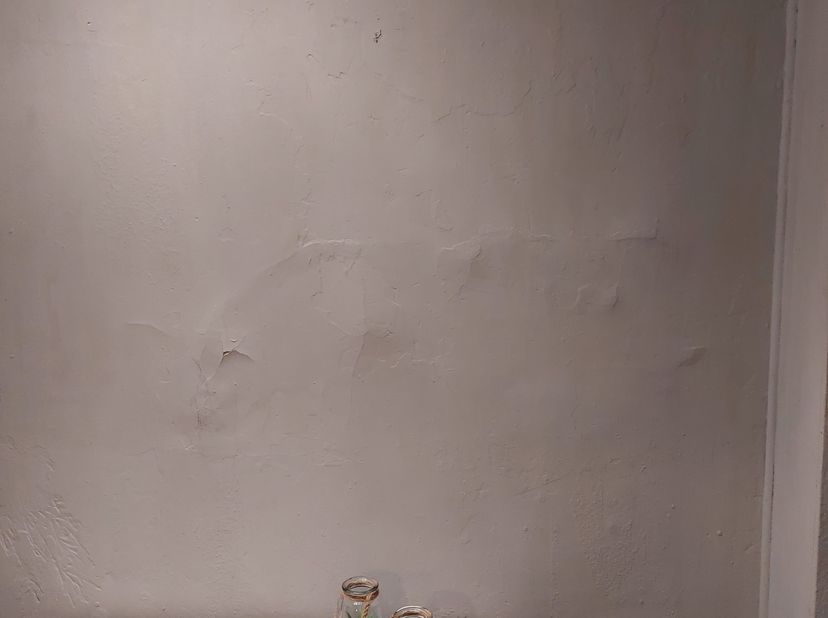 App 2e verdiep, opp ongeveer 60m2 bestaande uit Hal, Living, grote slaapkamer, kleine slaapkamer, eetkamer, badkamer, keuken, toilet en kelderruimte.